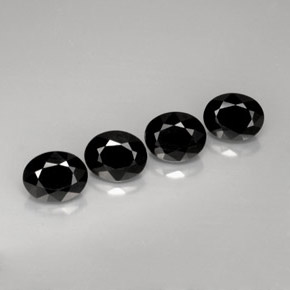 سبينيل طبيعي بلون أسود، وزن ‎‎ قيراط، شكل بيضاوى، مقاس ‎8.7x6.9‎ مم