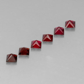 سبينيل طبيعي بلون أحمر، وزن ‎‎ قيراط، شكل مربع، مقاس ‎3.2x3.2‎ مم
