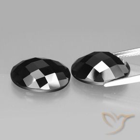 أحجار الإسبنيل أسود طبيعية، قصة بيضاوى، غير شفاف، وزنها 19.43 قيراط