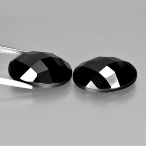 أحجار الإسبنيل أسود طبيعية، قصة بيضاوى، غير شفاف، وزنها 20.26 قيراط
