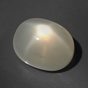 حجر القمر نجمي طبيعي بلون كريمي، وزن ‎16.60‎ قيراط، شكل شفاف، مقاس ‎15.7x11.8‎ مم