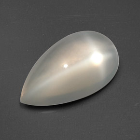 حجر القمر نجمي طبيعي بلون برتقالي كريمي، وزن ‎3.34‎ قيراط، شكل شفاف، مقاس ‎13.7x7.9‎ مم