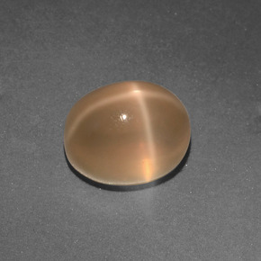 حجر القمر نجمي طبيعي بلون كريمي، وزن ‎3.33‎ قيراط، شكل بيضاوى، مقاس ‎9.2x7.3‎ مم