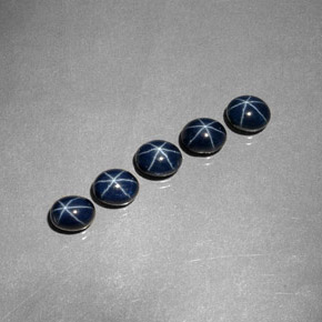 أحجار نجمة الياقوت ازرق غامق طبيعية، قصة بيضاوى، غير شفاف، وزنها  قيراط