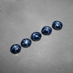 أحجار نجمة الياقوت ازرق غامق طبيعية، قصة بيضاوى، غير شفاف، وزنها  قيراط