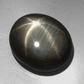 ياقوت أزرق نجمي طبيعي بلون Silver Black، وزن ‎27.29‎ قيراط، شكل بيضاوى، مقاس ‎19.4x16.5‎ مم