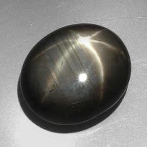 ياقوت أزرق نجمي طبيعي بلون Silver Black، وزن ‎27.29‎ قيراط، شكل بيضاوى، مقاس ‎19.4x16.5‎ مم