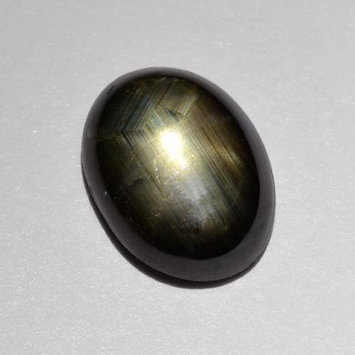 ياقوت أزرق نجمي طبيعي بلون أسود، وزن ‎1.47‎ قيراط، شكل بيضاوى، مقاس ‎7.8x5.9‎ مم