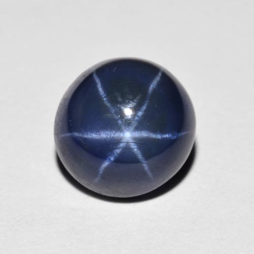 ياقوت أزرق نجمي طبيعي بلون أزرق داكن، وزن ‎2.60‎ قيراط، شكل دائري، مقاس ‎7.54‎ مم