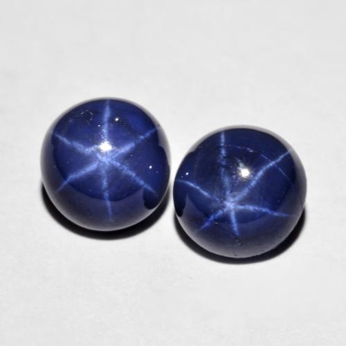 ياقوت أزرق نجمي طبيعي بلون أزرق بحرى، وزن ‎5.25‎ قيراط، شكل دائري، مقاس ‎7.14‎ مم