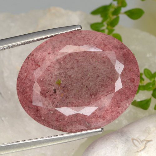 24.85ct طبيعي أحمر غامق كوارتز الفراولة, بيضوي, نصف شفاف