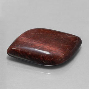 Tiger's Eye Matrix طبيعي بلون متعدد الألوان، وزن ‎28.57‎ قيراط، شكل شكل خيالي، مقاس ‎25.7x17.1‎ مم