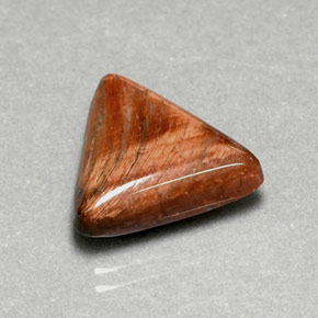 Tiger's Eye طبيعي بلون بني ذهبي، وزن ‎7.11‎ قيراط، شكل تريليون، مقاس ‎16x13.5‎ مم