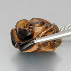 Tiger's Eye طبيعي بلون بني ذهبي، وزن ‎11.08‎ قيراط، شكل شكل خيالي، مقاس ‎15.6x15.1‎ مم