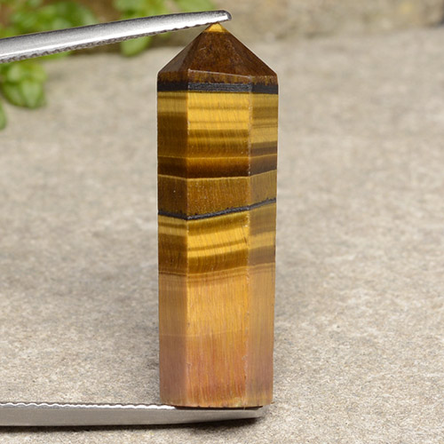 Tiger's Eye طبيعي بلون بني ذهبي، وزن ‎18.73‎ قيراط، شكل شكل خيالي، مقاس ‎28.8x9.2‎ مم