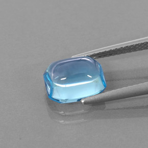 توباز طبيعي بلون أزرق سويسري، وزن ‎3.46‎ قيراط، شكل قص الزمرد، مقاس ‎9.1x7.4‎ مم