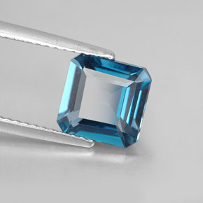 توباز طبيعي بلون أزرق لندن، وزن ‎2.40‎ قيراط، شكل قص الزمرد، مقاس ‎8x8‎ مم