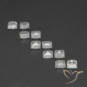 توباز طبيعي بلون أبيض دافئ، وزن ‎3.88‎ قيراط، شكل مربع، مقاس ‎4.1x4.1‎ مم