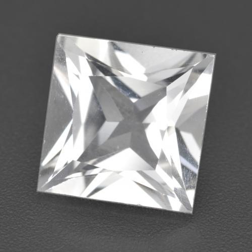 توباز طبيعي بلون أبيض، وزن ‎4.81‎ قيراط، شكل مربع، مقاس ‎9.6x9.6‎ مم