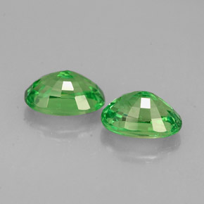 جارنيت تسافوريت طبيعي بلون أخضر كرومي، وزن ‎‎ قيراط، شكل بيضاوى، مقاس ‎6.1x4.2‎ مم