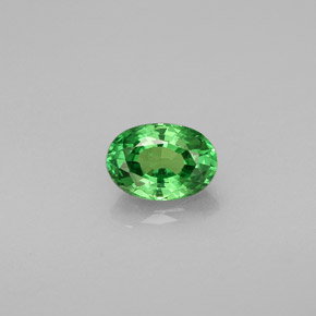 جارنيت تسافوريت طبيعي بلون أخضر كرومي، وزن ‎0.57‎ قيراط، شكل بيضاوى، مقاس ‎5.9x4.1‎ مم