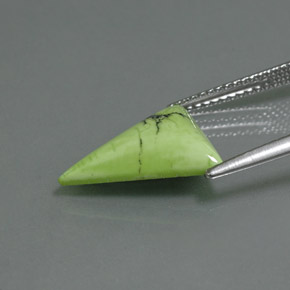 فيروز طبيعي بلون أصفر أخضر، وزن ‎2.81‎ قيراط، شكل تريليون، مقاس ‎14.3x12.2‎ مم